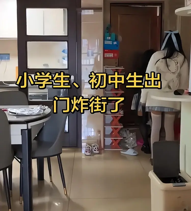 kaiyun-“我女儿敢这样，腿给砸断”，宝妈晒2个女儿出门，装束让人怒了